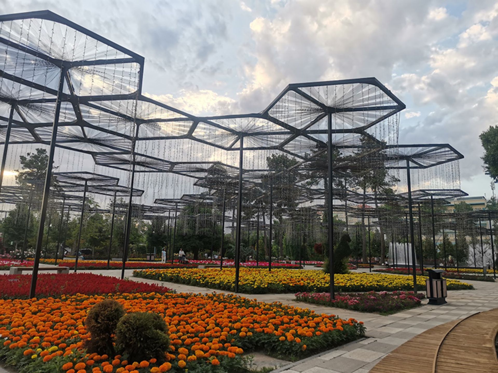 باغچه های گل در پارک رودکی تاجیکستان