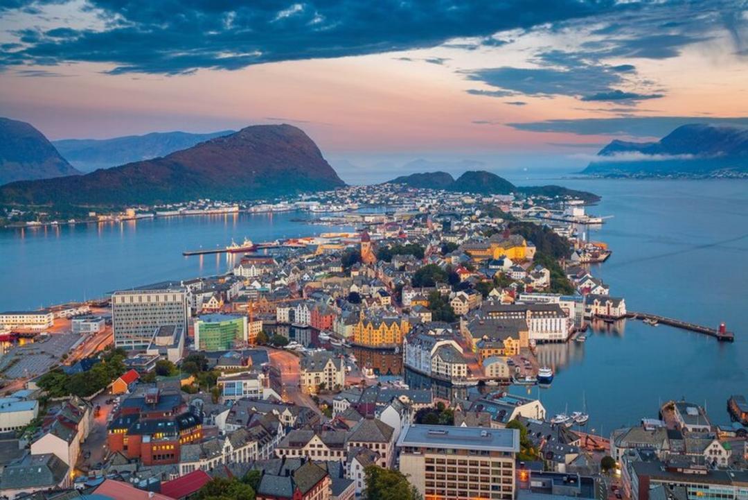 شهر ساحلی اولسن (Ålesund) در میان کوه‌ها و آب‌های آرام