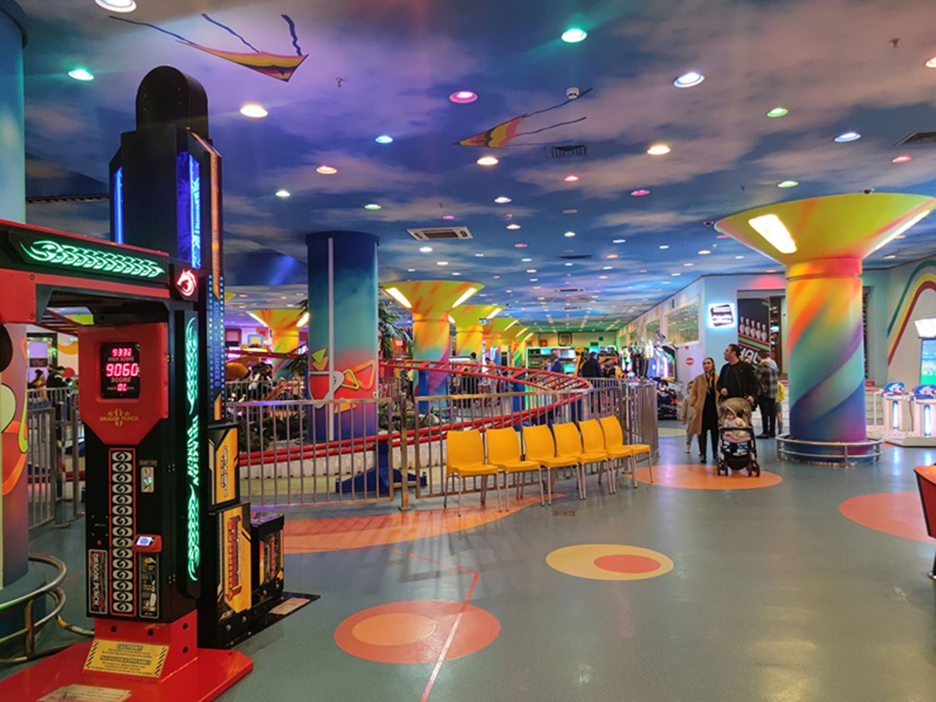 فضای داخلی شهربازی سرزمين رويايی آناهيد