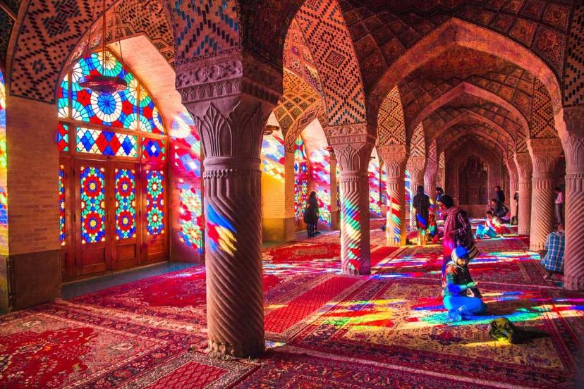 مردم در شبستان مسجد نصیرالملک شیراز