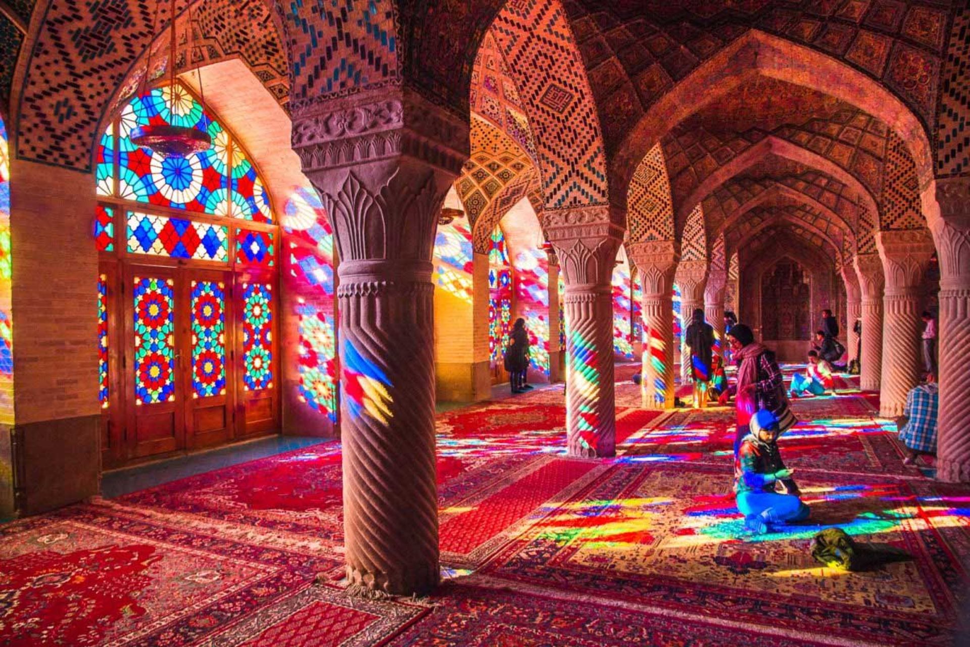 مردم در شبستان مسجد نصیرالملک شیراز