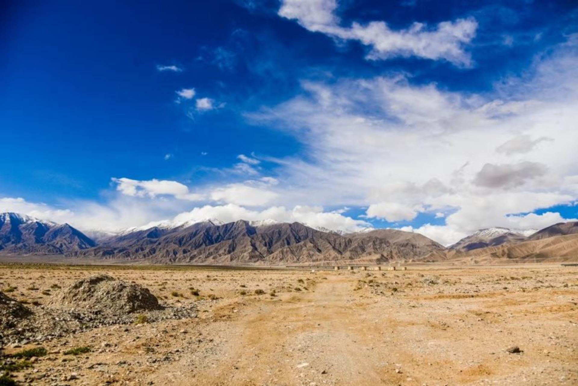 چشم انداز کوه ها در بیابان قیدام 
