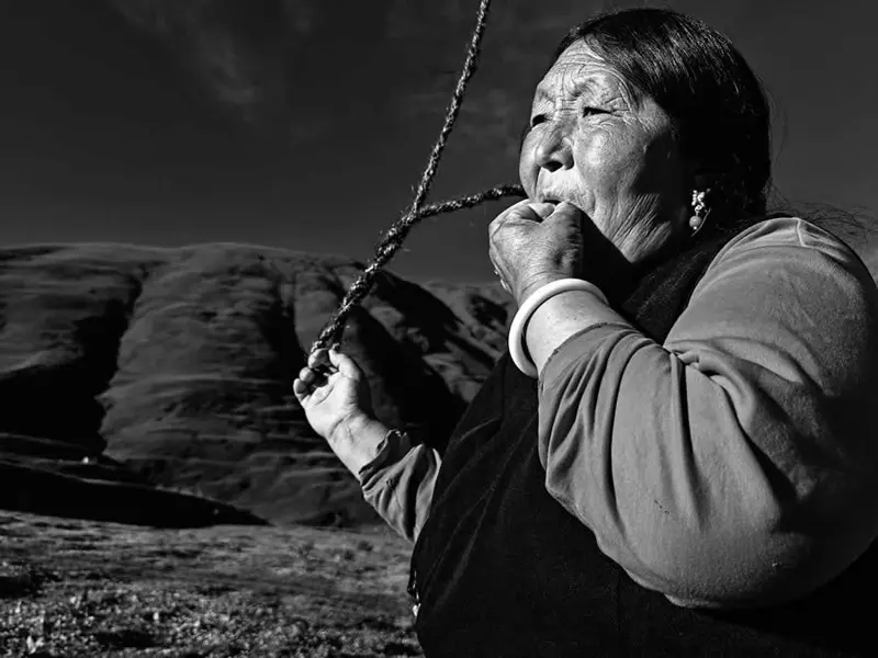 پیرزنی در حال سوت زدن