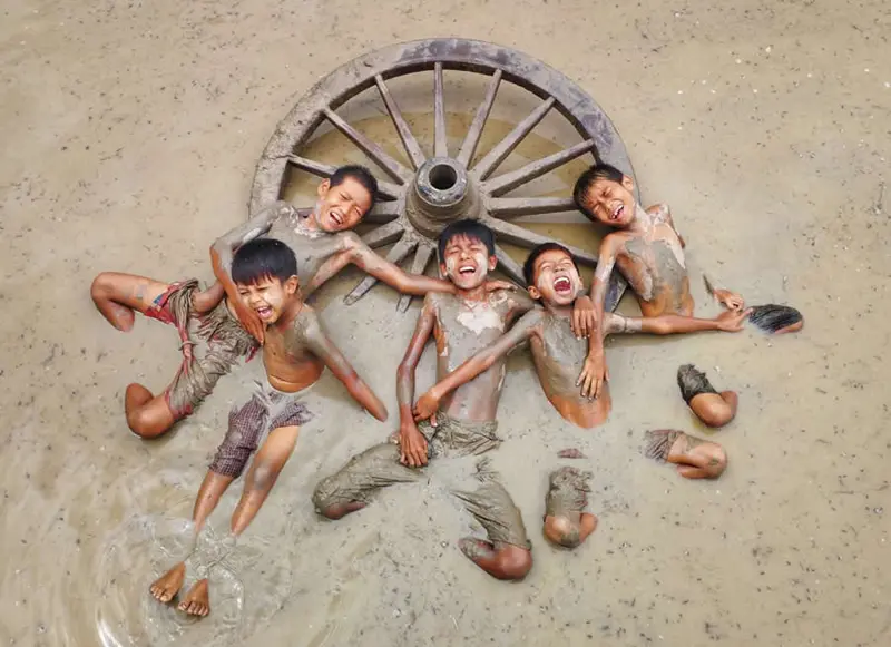 بازی پسربچه ها در گل و لای