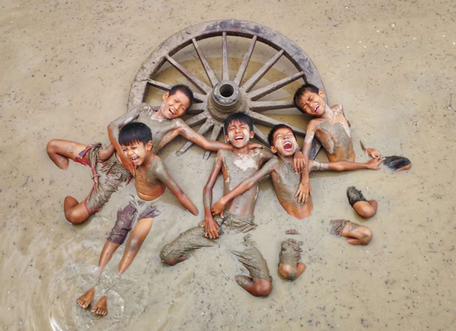 بازی پسربچه ها در گل و لای