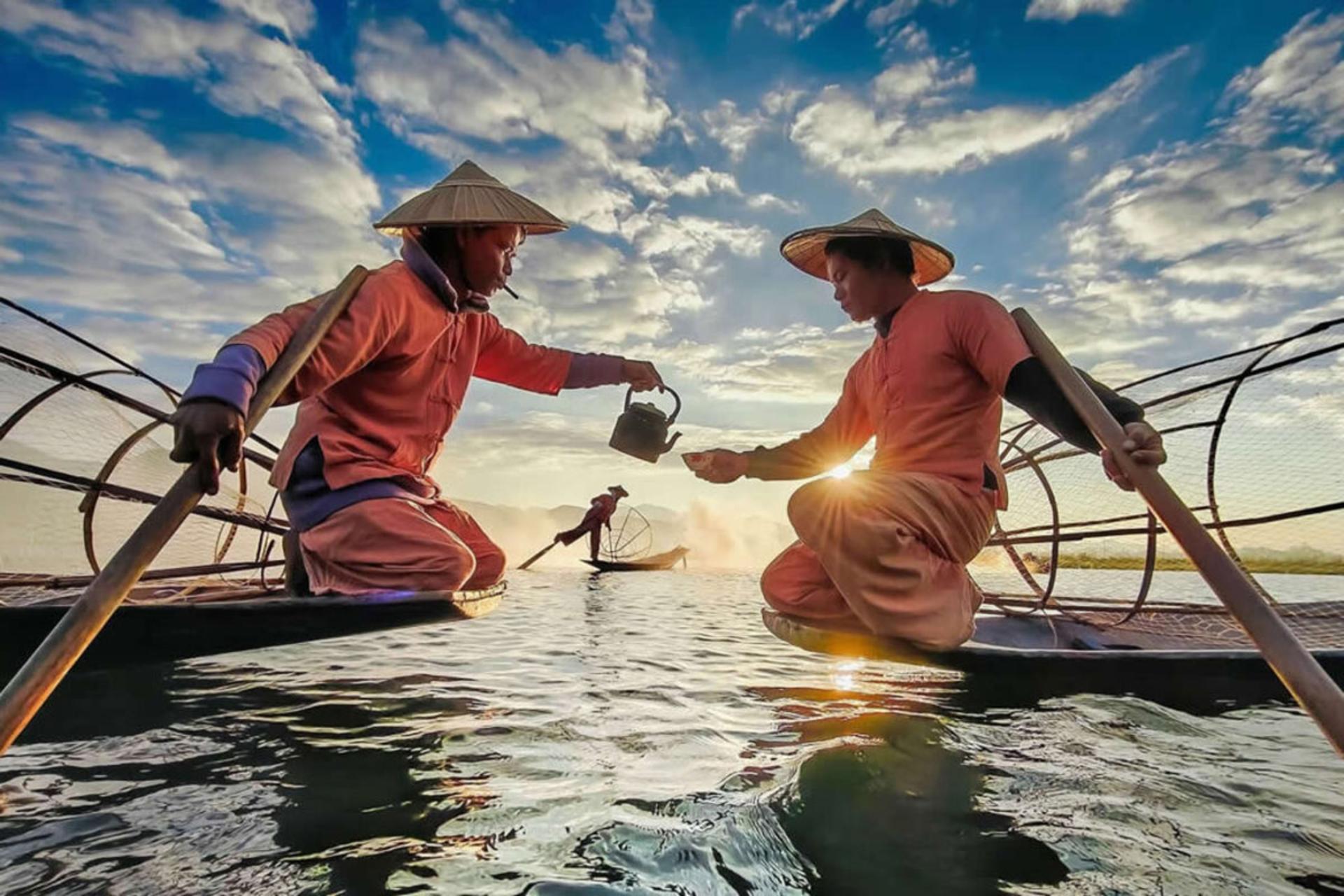 چای خوردن دو ماهیگیر روی آب