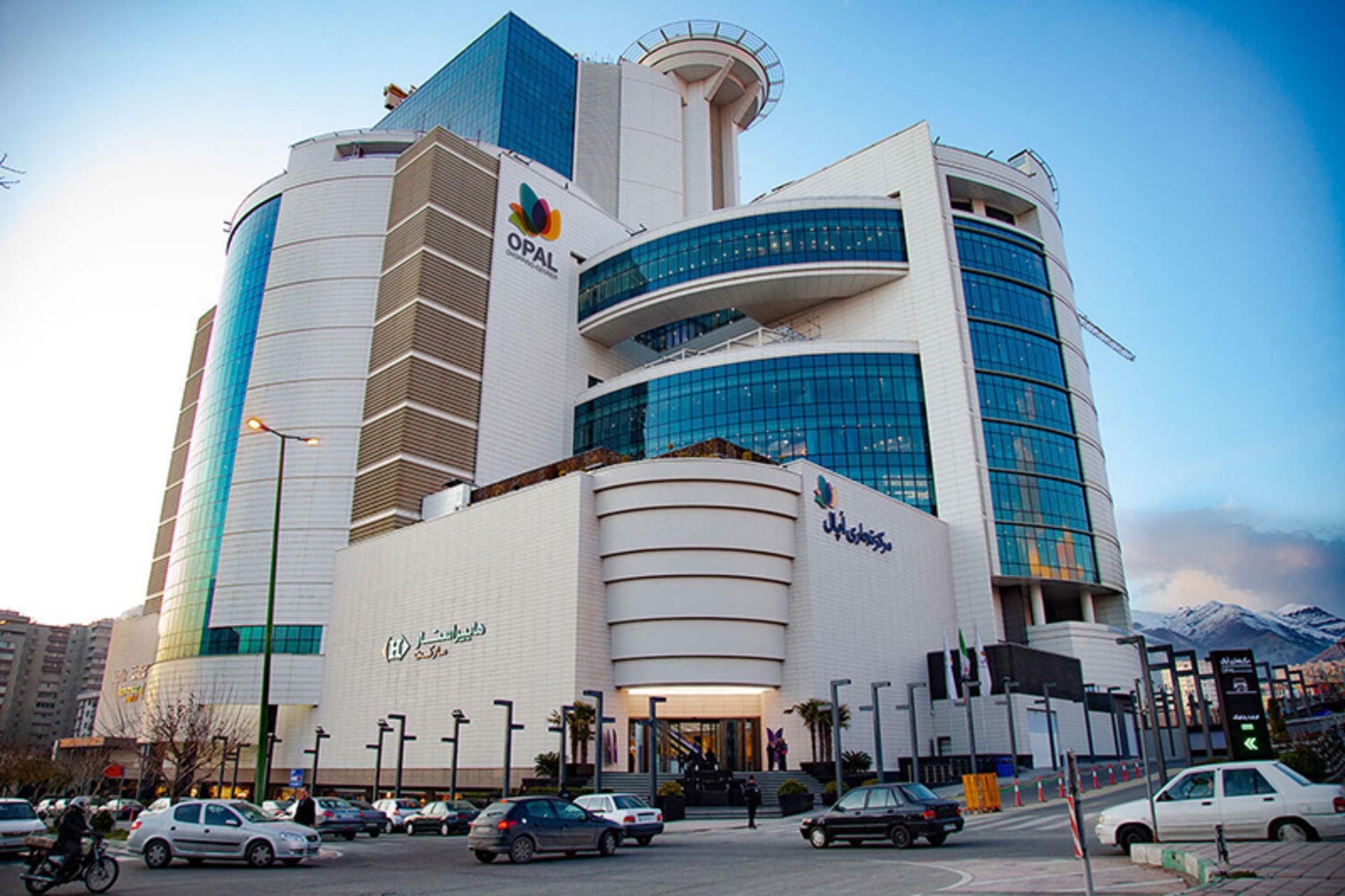 ورودی مرکز خرید اپال در خیابان کوهستان