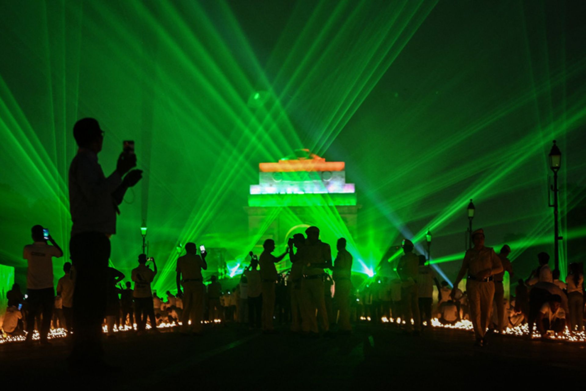 نورهای سبز در جشن دیوالی