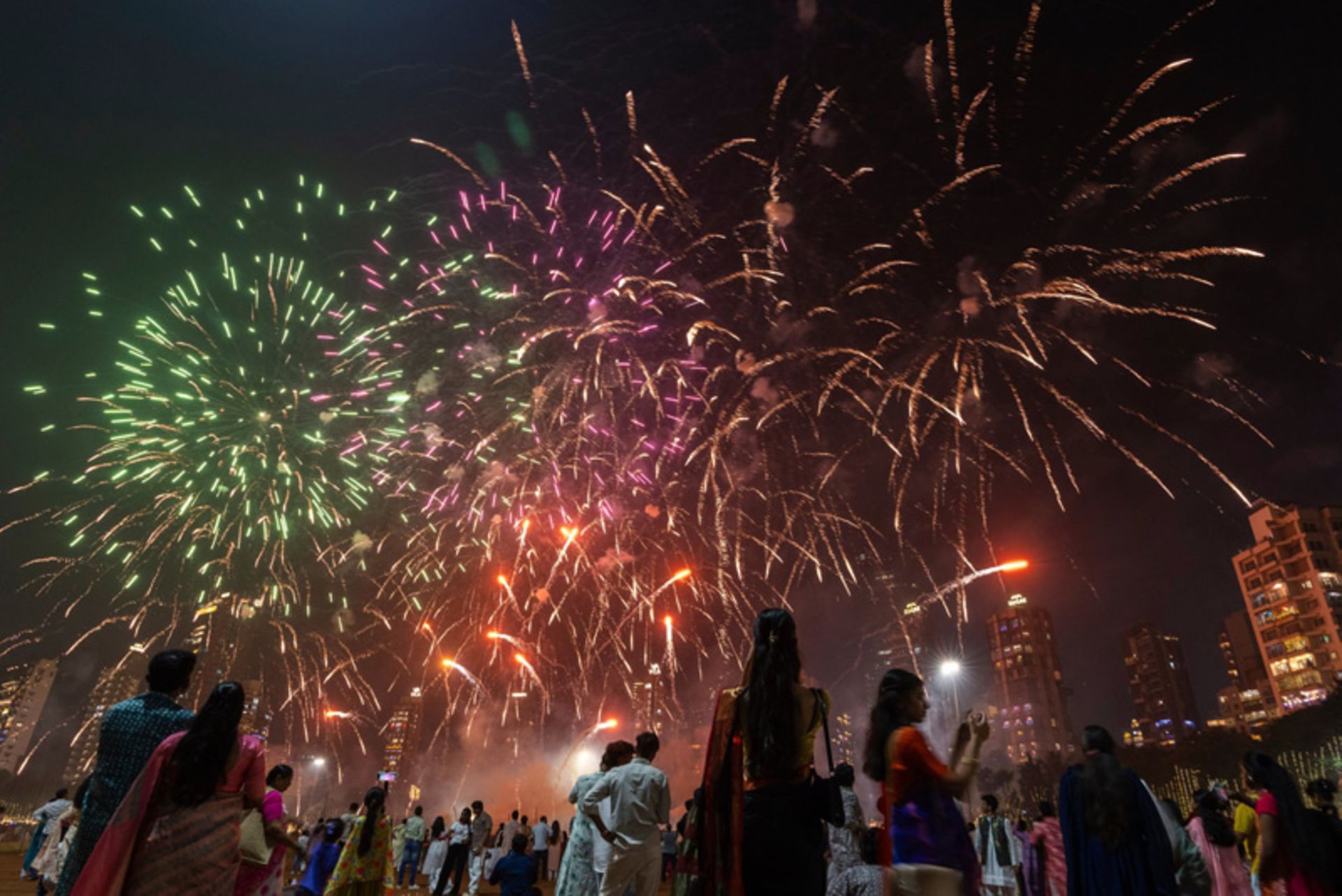 حضور مردم در آتش بازی جشن دیوالی