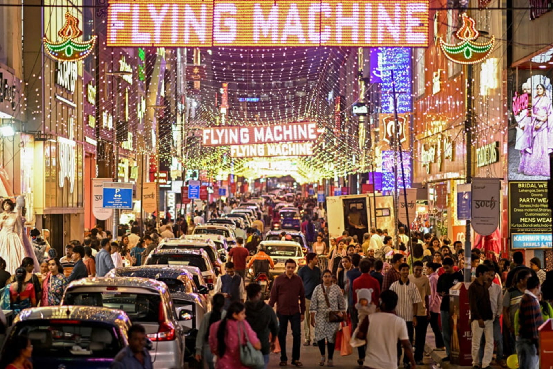 جمعیت مردم خیابان در جشن دیوالی