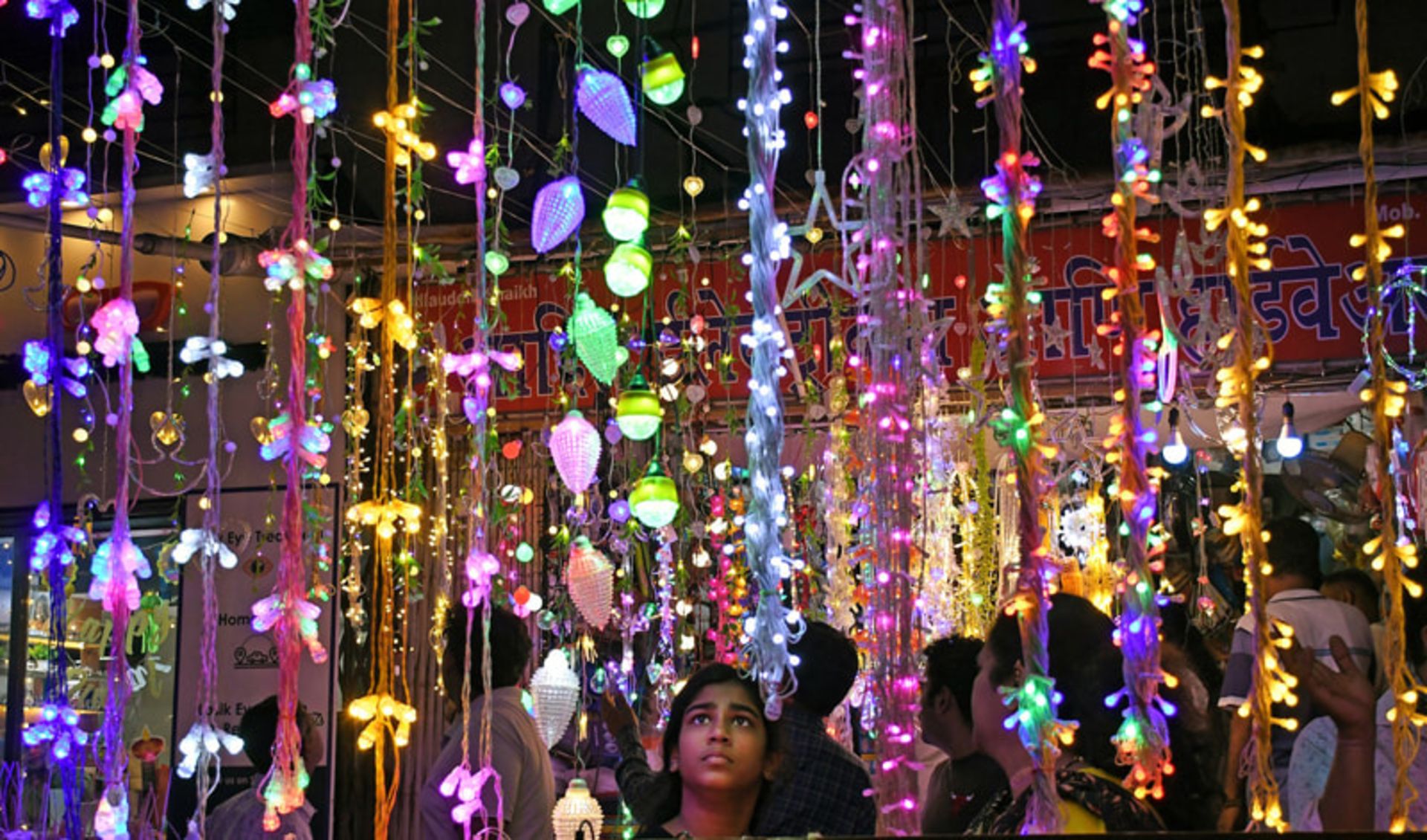 چراغ ها و آویزهای نئونی جشن دیوالی