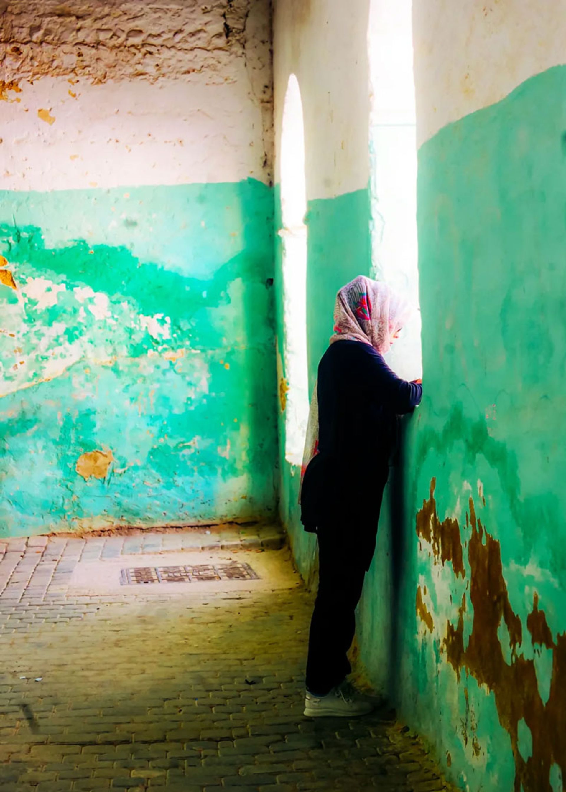 زنی در اتاقی قدیمی در شهر مولای ادریس