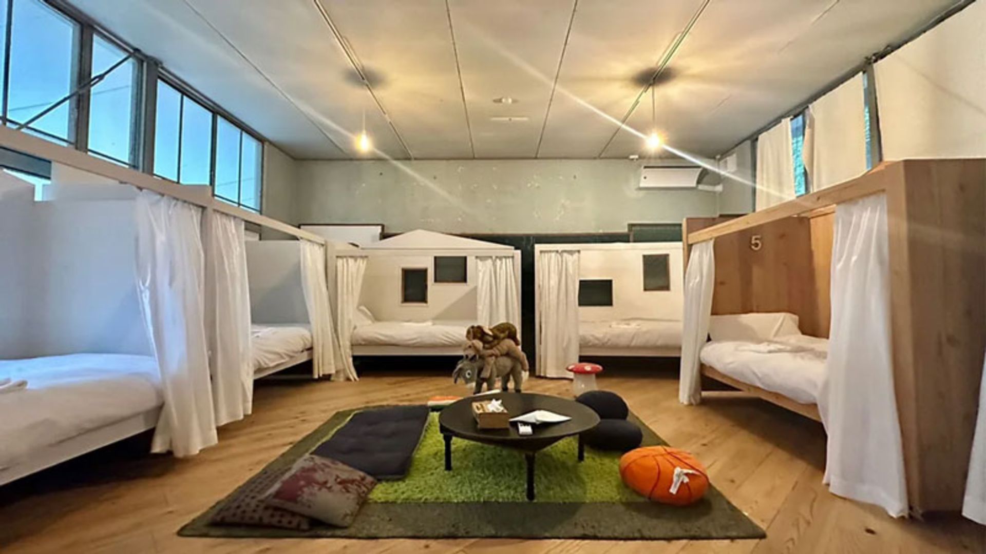 تخت مسافران در اتاق مدرسه ژاپنی