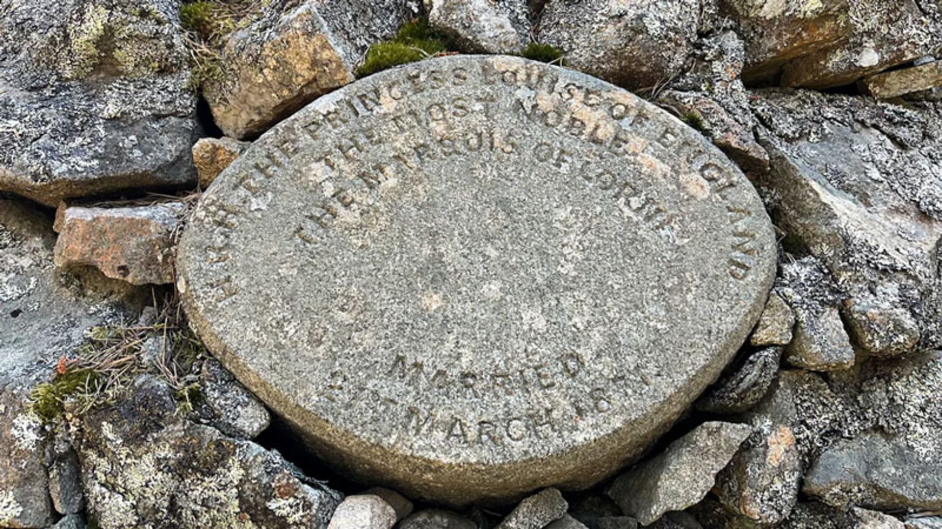 سنگ حکاکی‌شده روی یک گورپشته، با تاریخ ازدواج پرنسس لوئیز