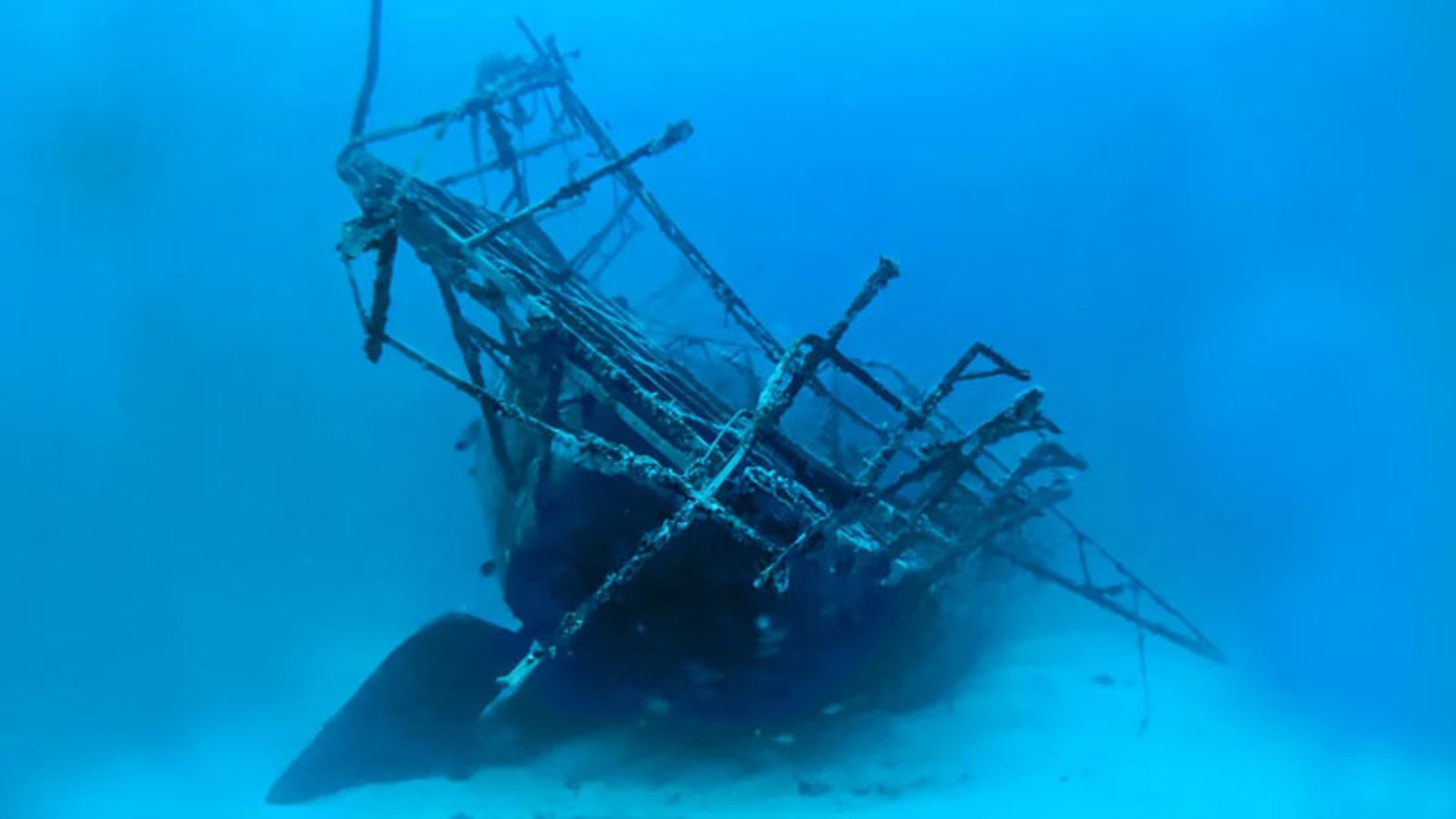 کشتی قدیمی بر بستر اقیانوس