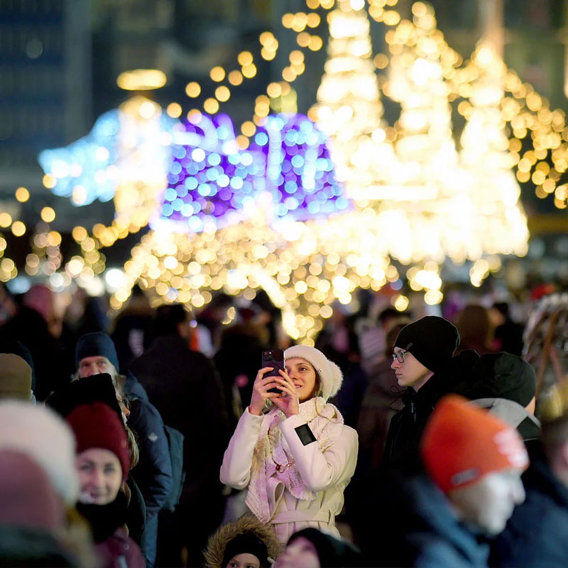 سلفی گرفتن در ازدحام گردشگران در شب