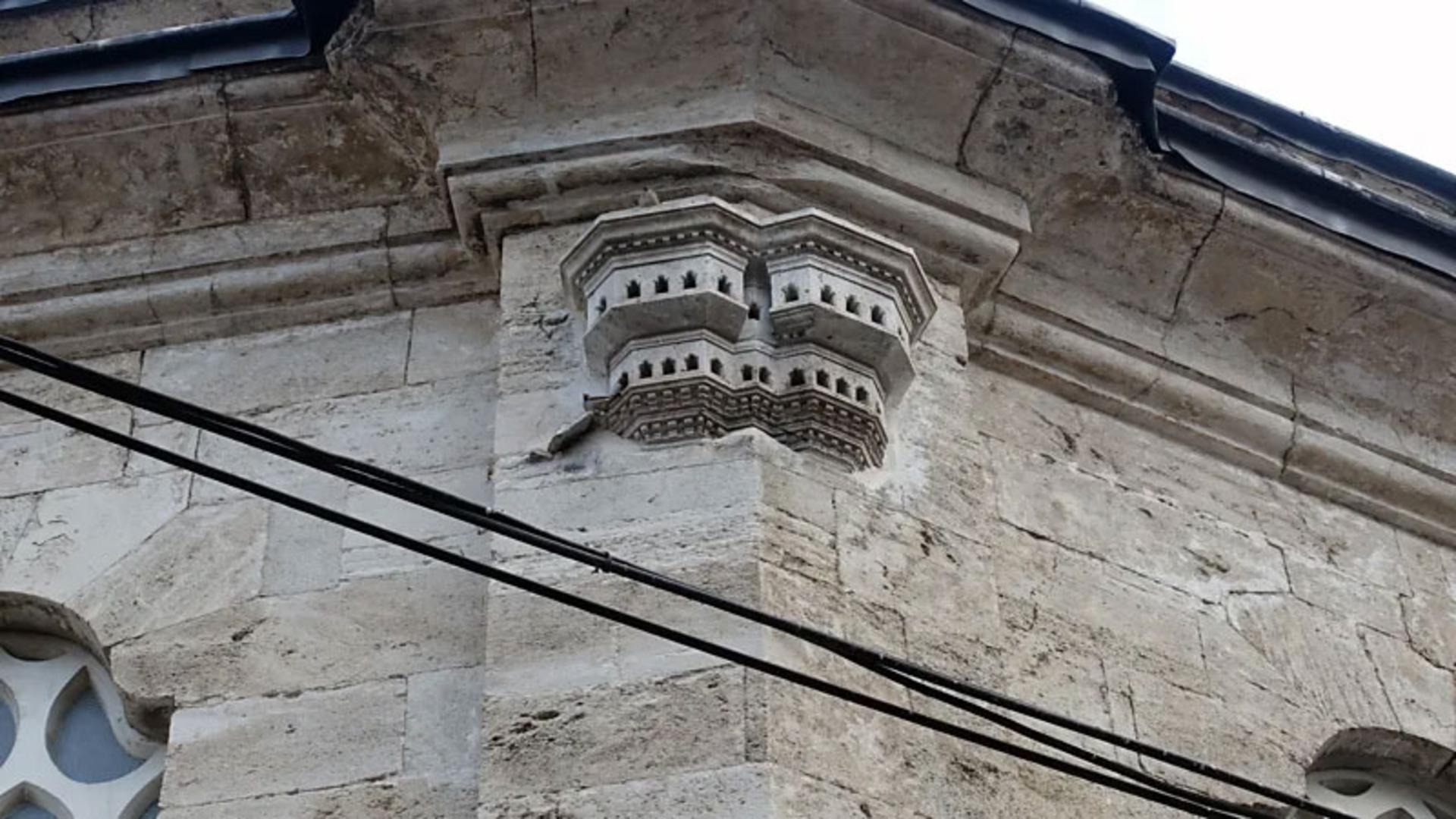 خانه پرنده چندطبقه در نبش دیوار ساختمان