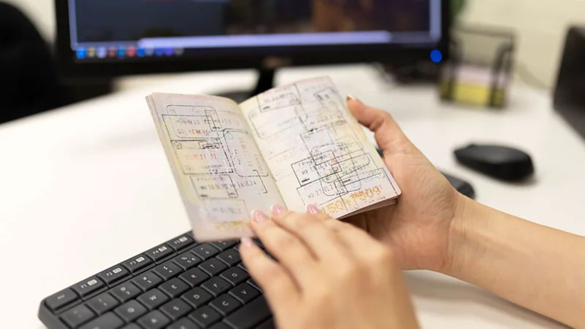 صفحات پر از مهر یک گذرنامه در دست یک نفر