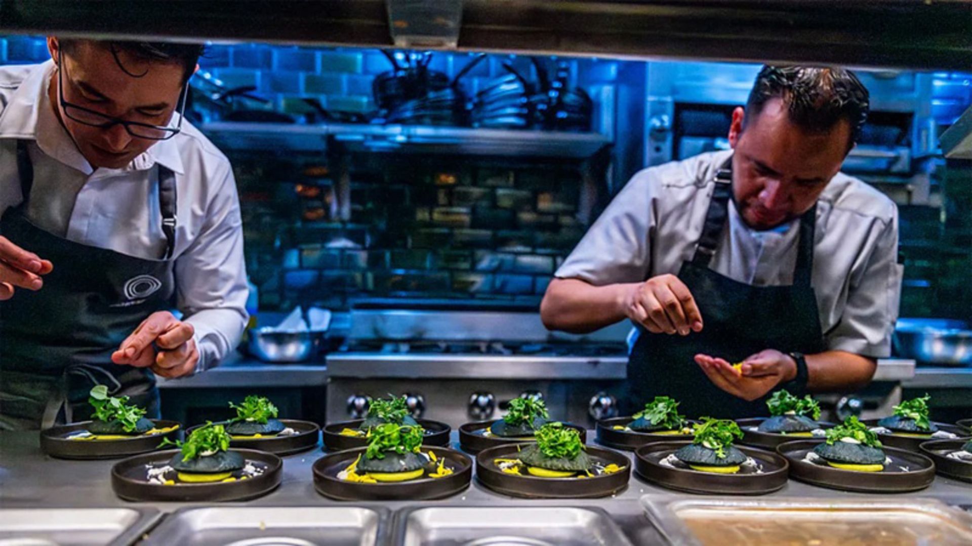 دو سرآشپز در آشپزخانه‌ای حرفه‌ای