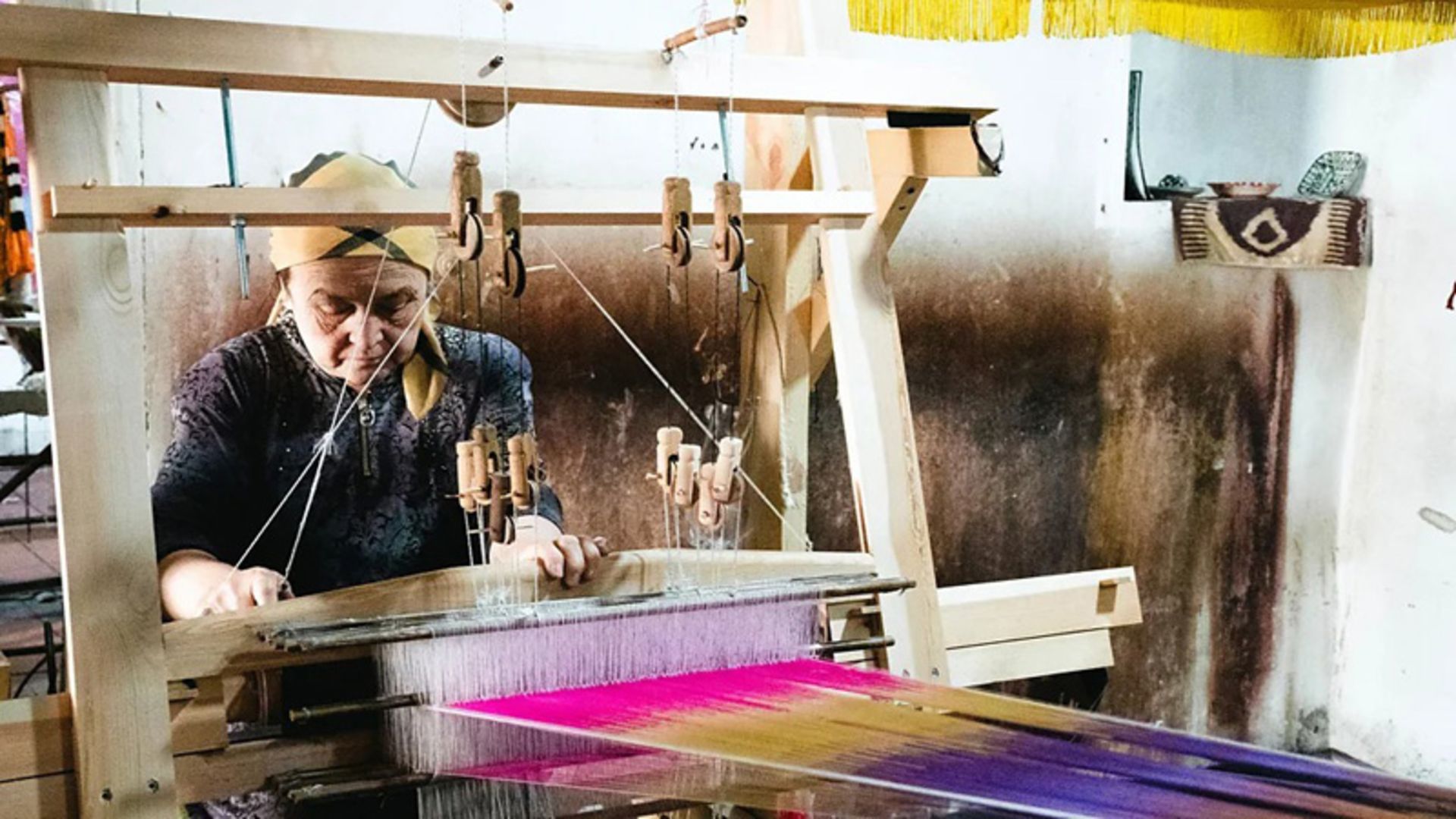 زنی در حال بافت ابریشم