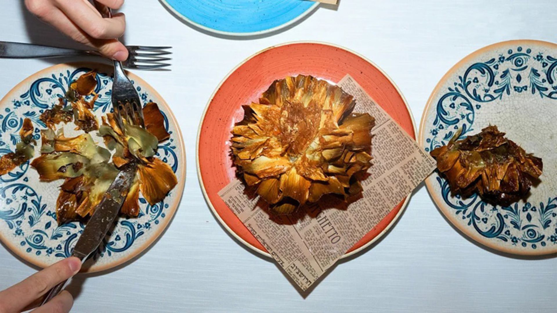 سه بشقاب کنگر فرنگی سرخ شده روی میز