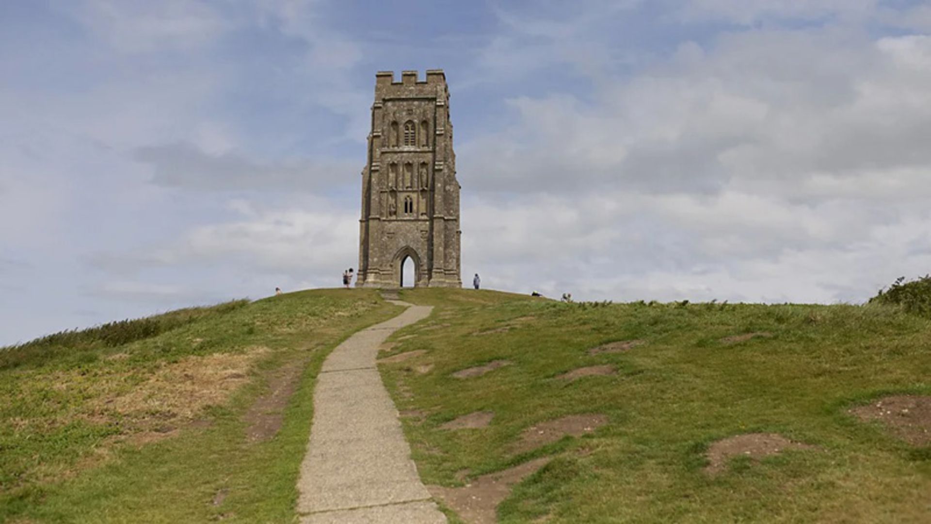 برج سنگی گلاستونبری بر فراز تپه‌ای سرسبز