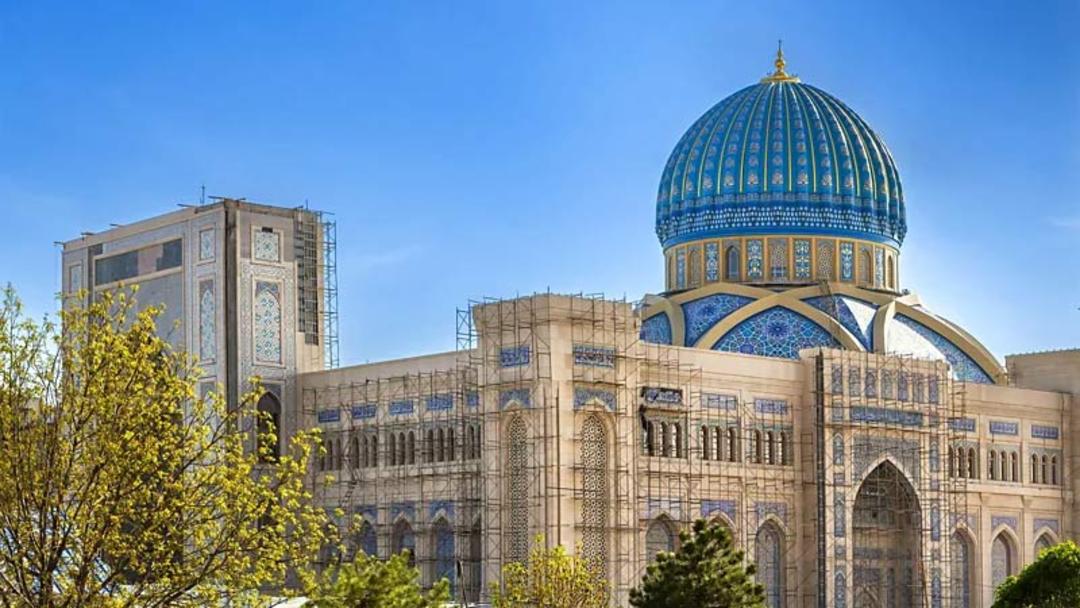 نمای بیرونی ساختمان عظیم مرکز تمدن اسلامی تاشکند با دیوارهای کرم‌رنگ تزئین شده
