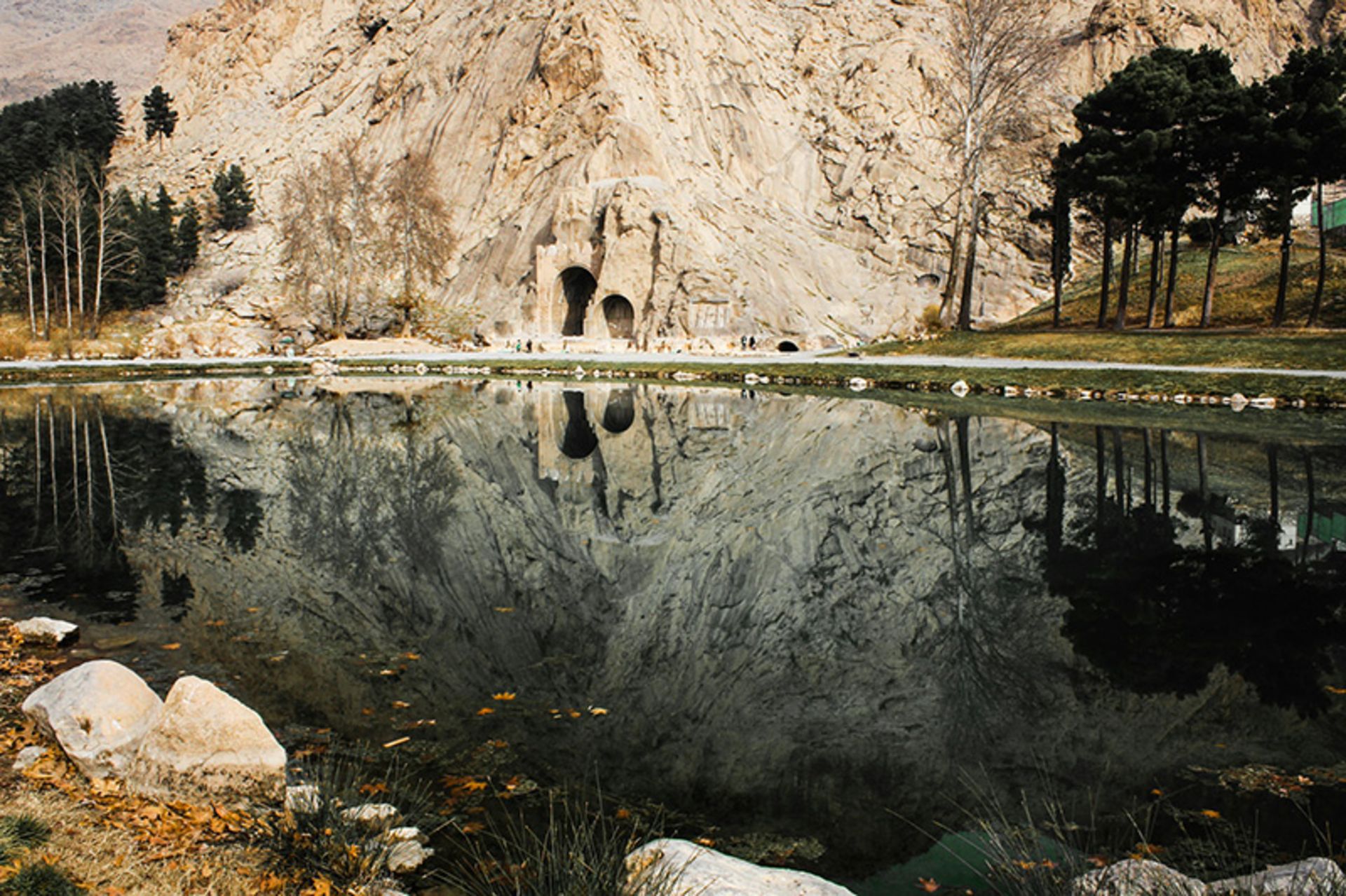 محوطه تاریخی بیستون کرمانشاهدر پاییز