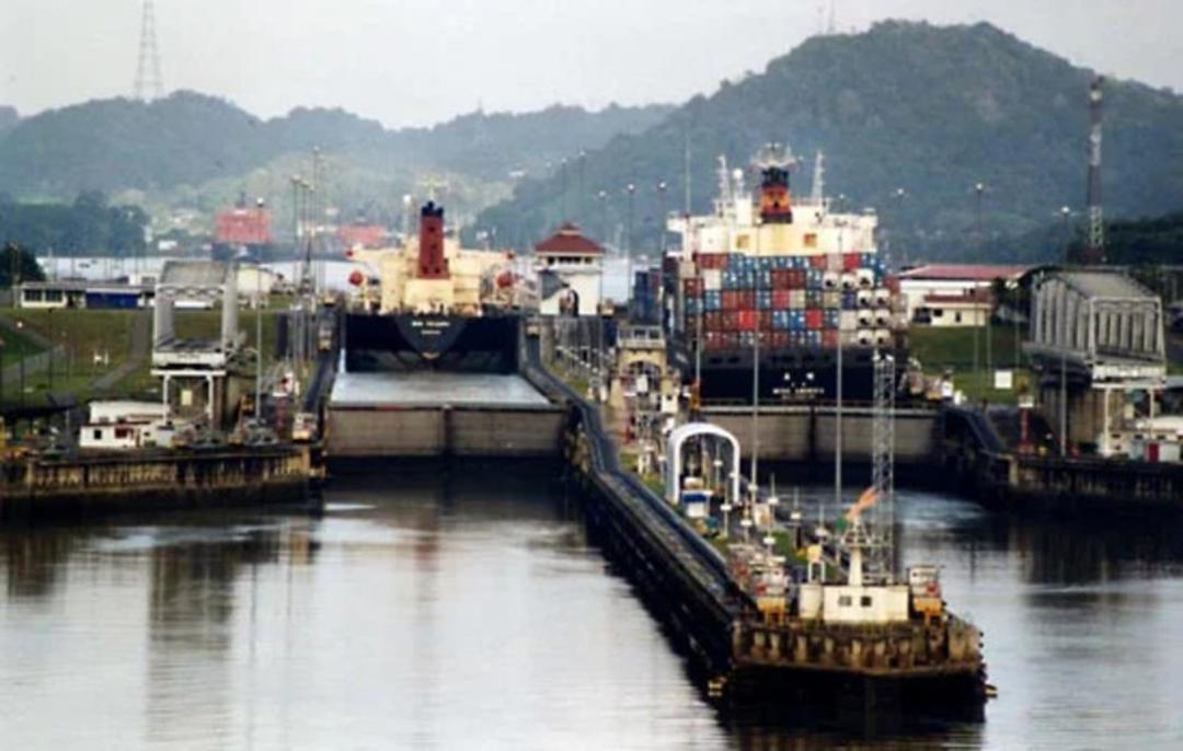 کشتی‌های تجاری بزرگ در حال عبور از مخازن و دریچه‌های کانال پاناما (Panama Canal)