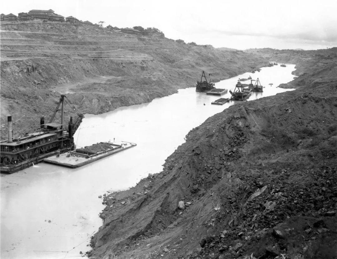 عملیات حفر کانال پاناما (Panama Canal) توسط شناورها و ماشین‌آلات سنگین