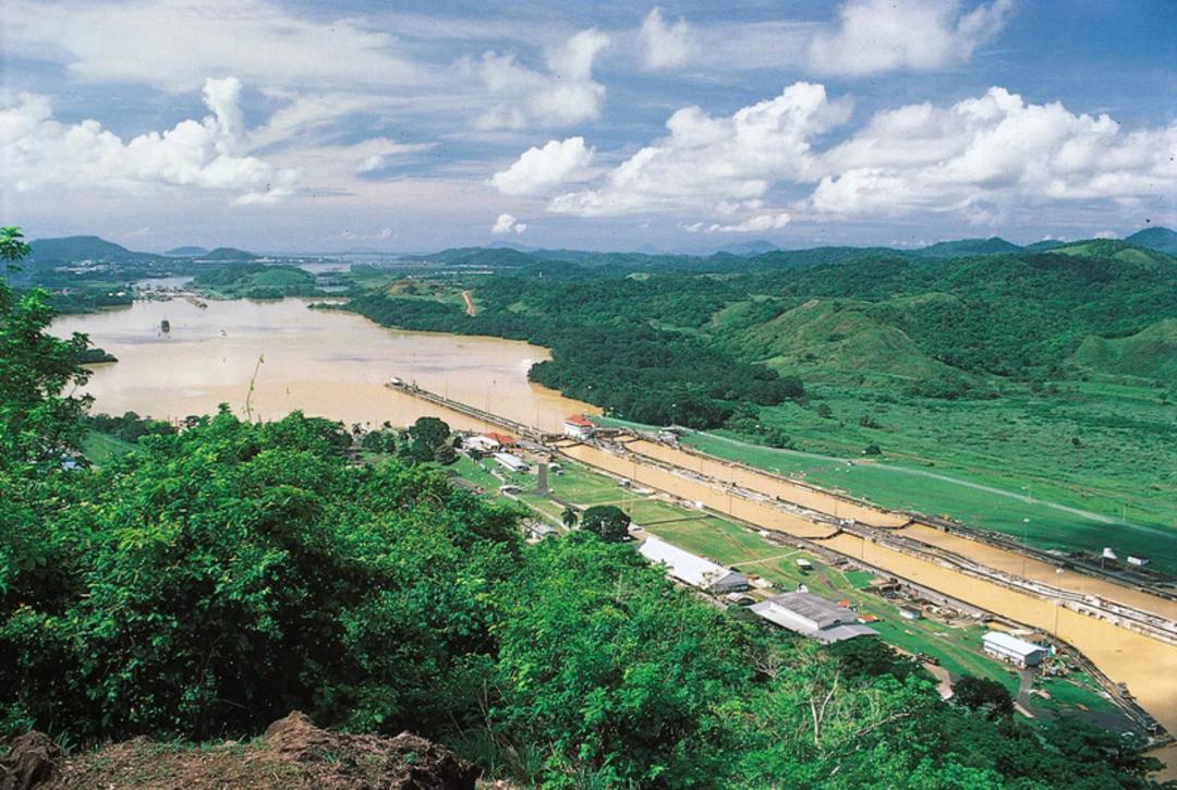 کانال پاناما (Panama Canal) و مسیرهای آبی میان تپه‌های سبز و کوهستانی
