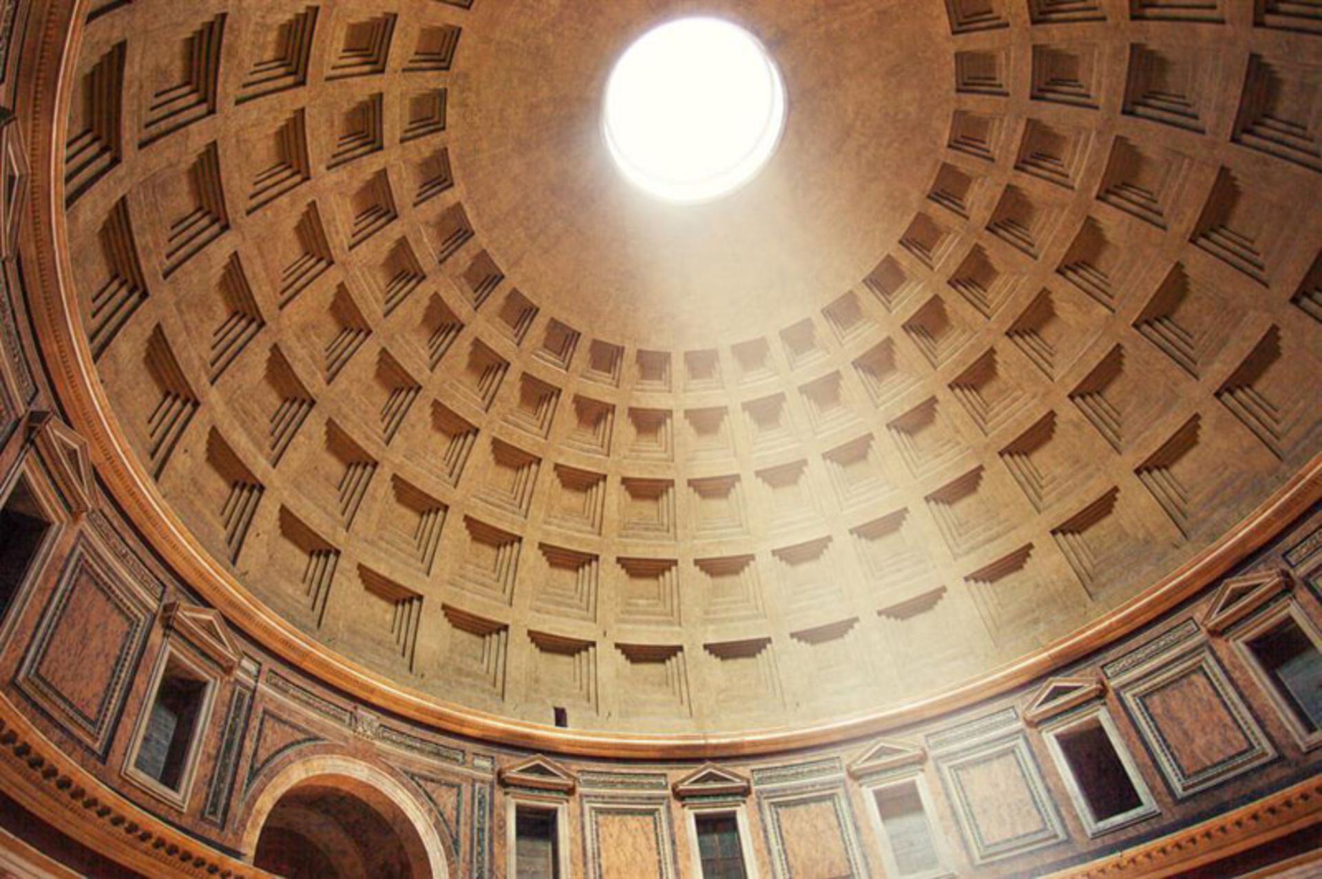 دریچه نور میان گنبد عظیم و باستانی «پانتئون» در رم
