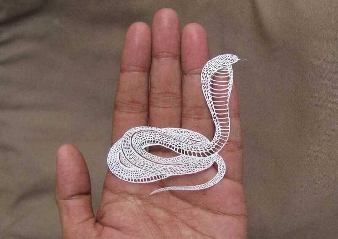 مار کبرای سفید (Cobra) ساخته شده از کاغذ با طرح‌های ظریف و توری
