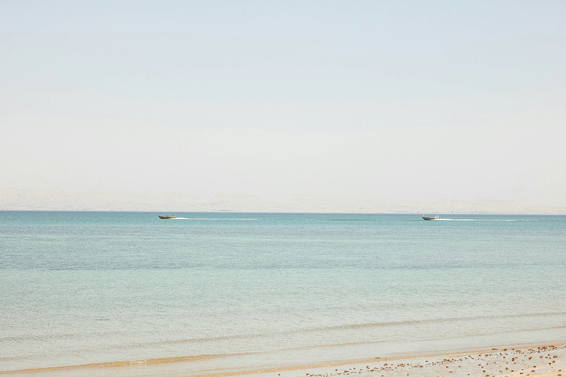 قایق های موتوری در آب های ساحلی جزیره هنگام