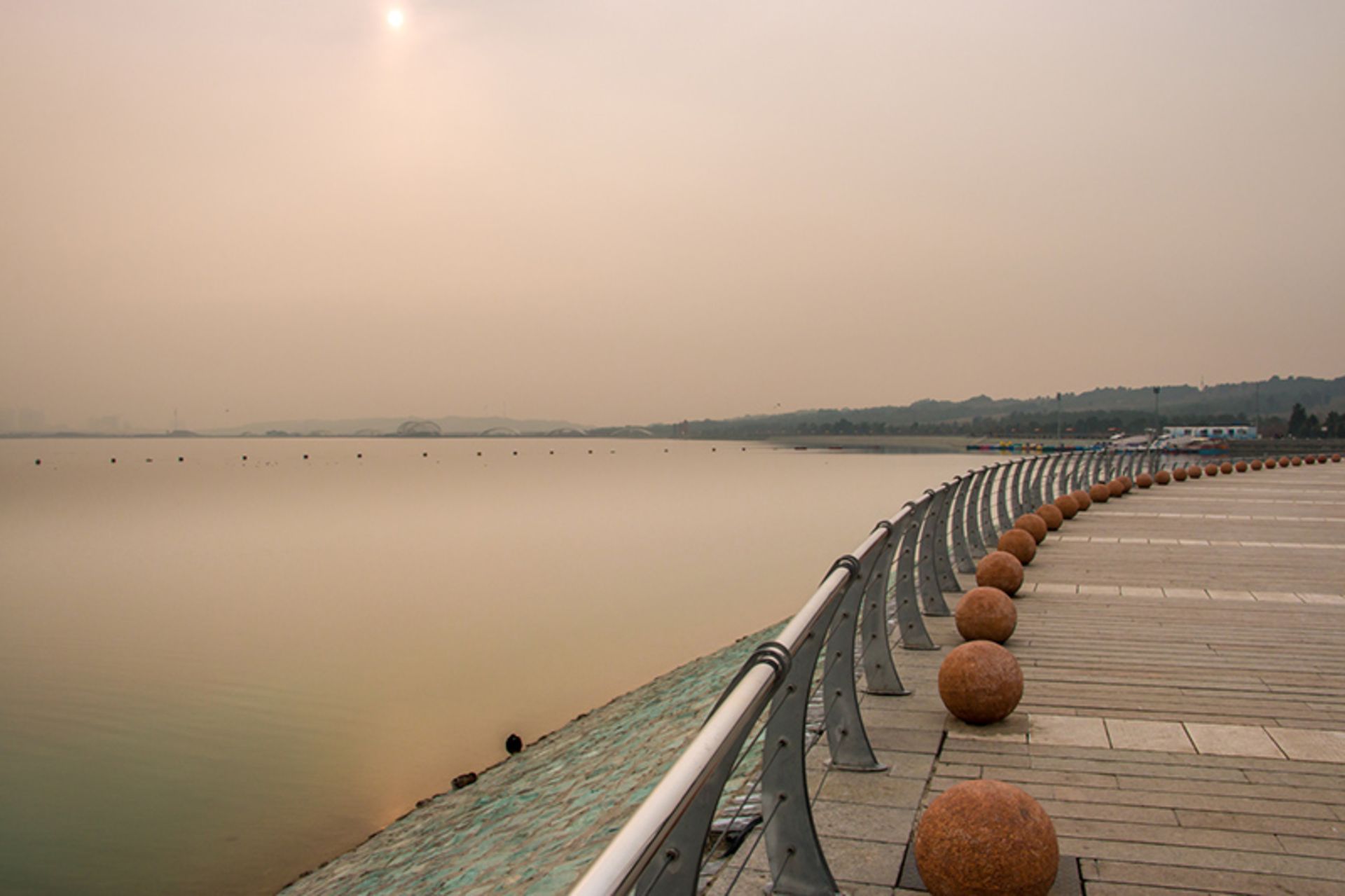 مسیر پیاده روی حاشیه دریاچه چیتگر