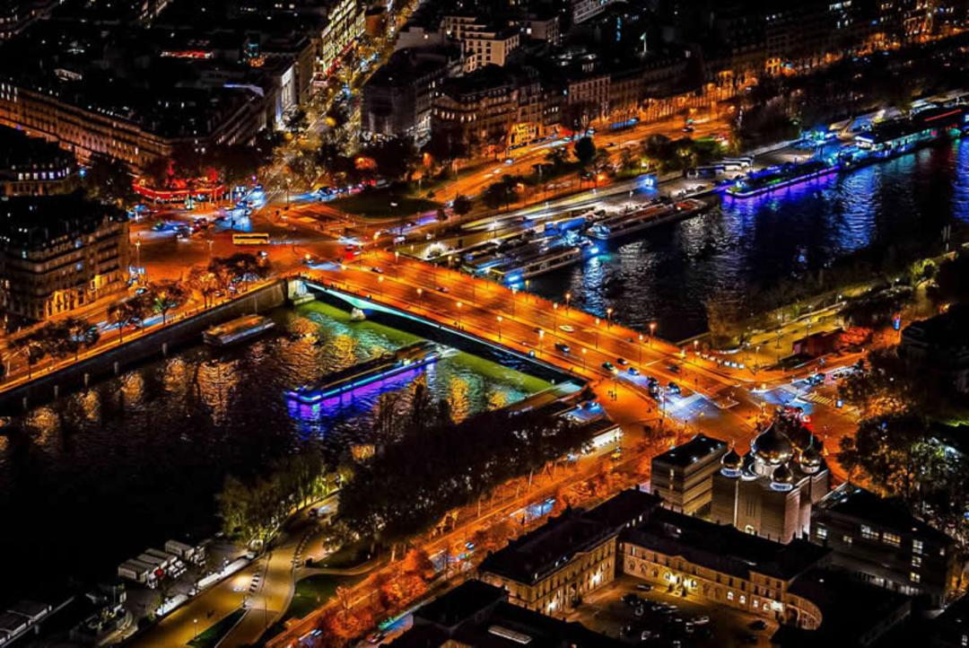 چراغ‌های شهر پاریس (Paris) در کنار رودخانه سن در شب