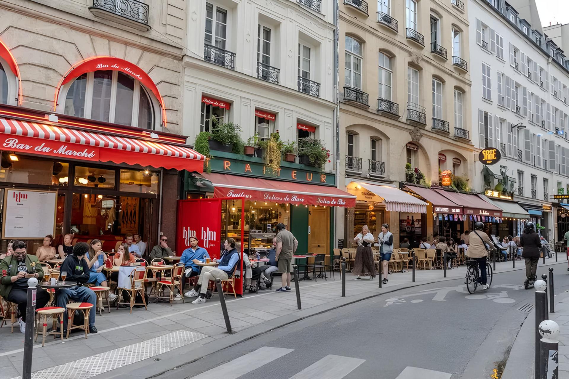 کافه‌های سنتی و رستوران‌های خیابانی در یکی از محله‌های پاریس (Paris)