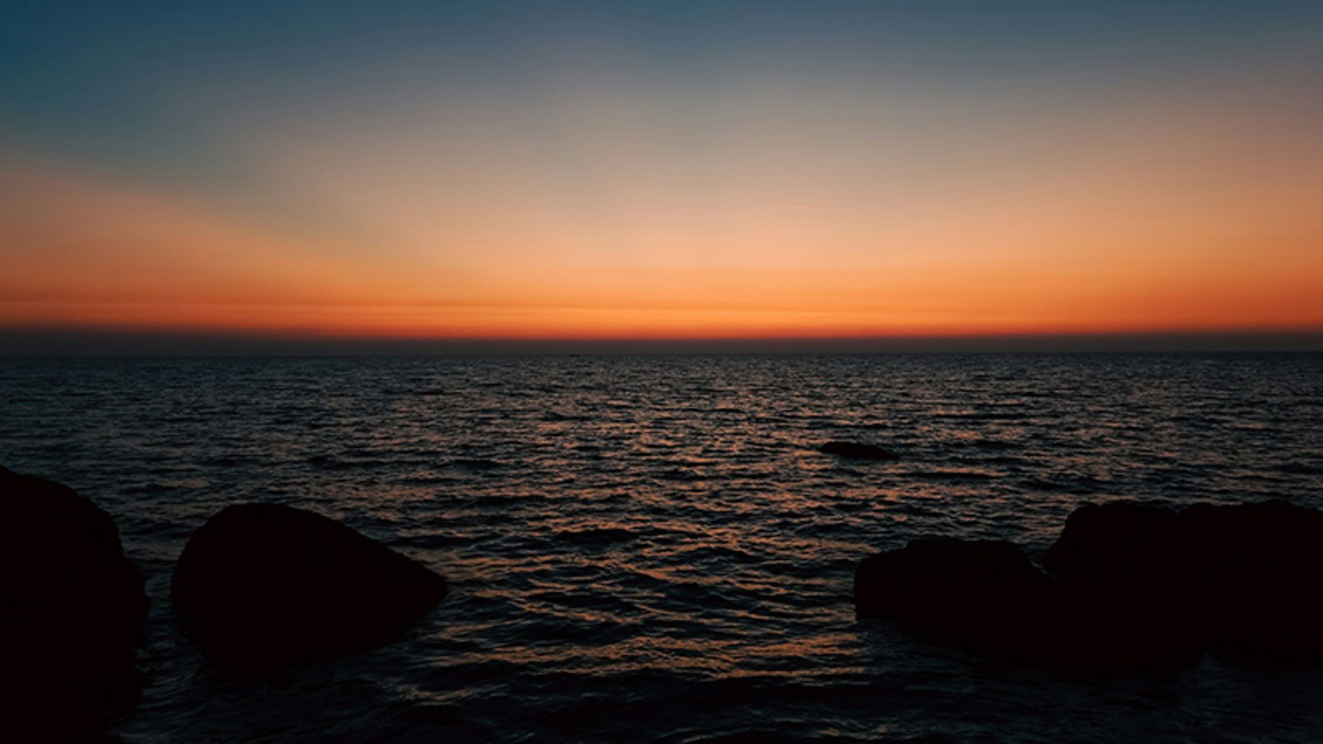 غروب آفتاب و تاریکی هوا در ساحل بوشهر