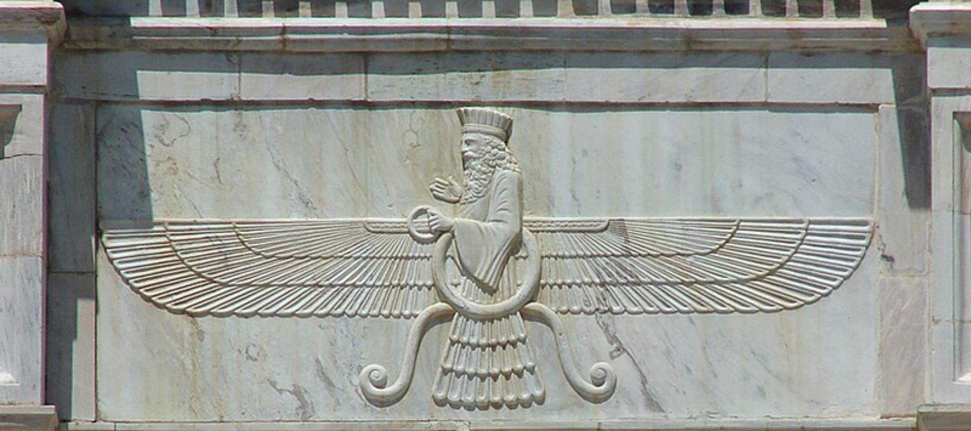 سنگ نگاره فروهر در بناهای تاریخی ایران باستان