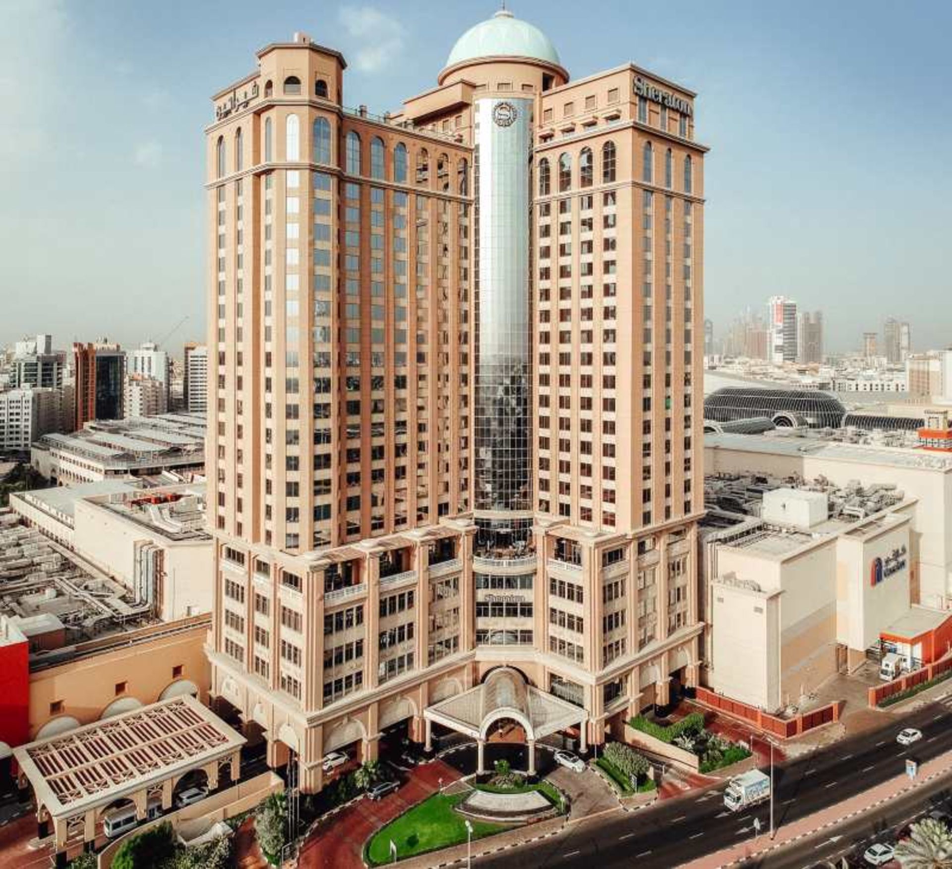 نمای بیرونی ساختمان امارات مال