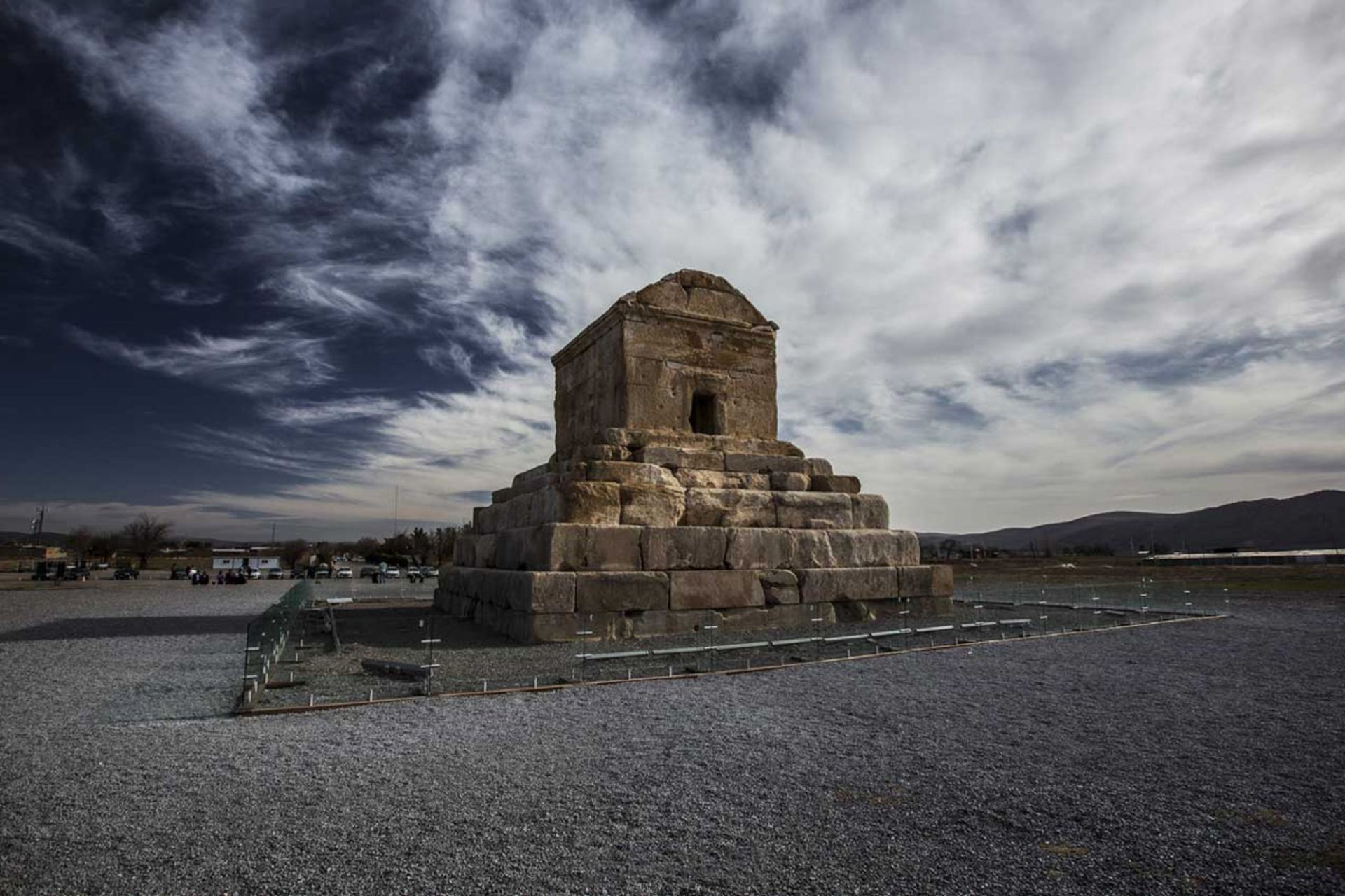 آسمان ابری در محوطه باستانی پاسارگاد