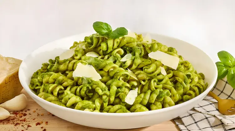 پاستای فوسیلی (Fusilli) با سس پستو سبز و تکه‌های پنیر پارمزان