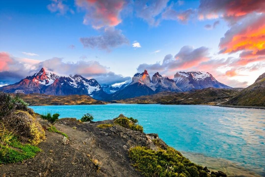 کوه‌های پوشیده از برف در کنار دریاچه فیروزه‌ای پارک ملی پاتاگونیا (Torres del Paine)