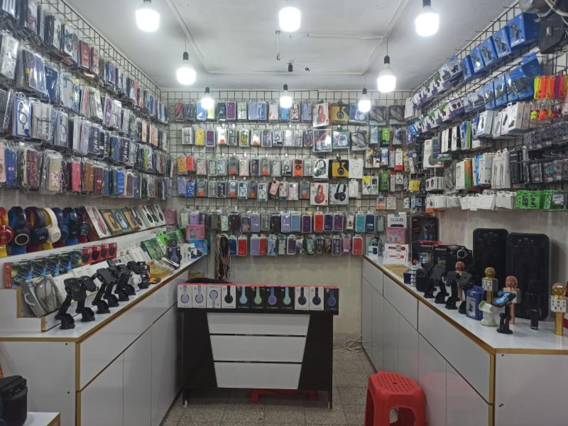 مغازه لوازم جانبی موبایل در بازار ساحلی آستارا