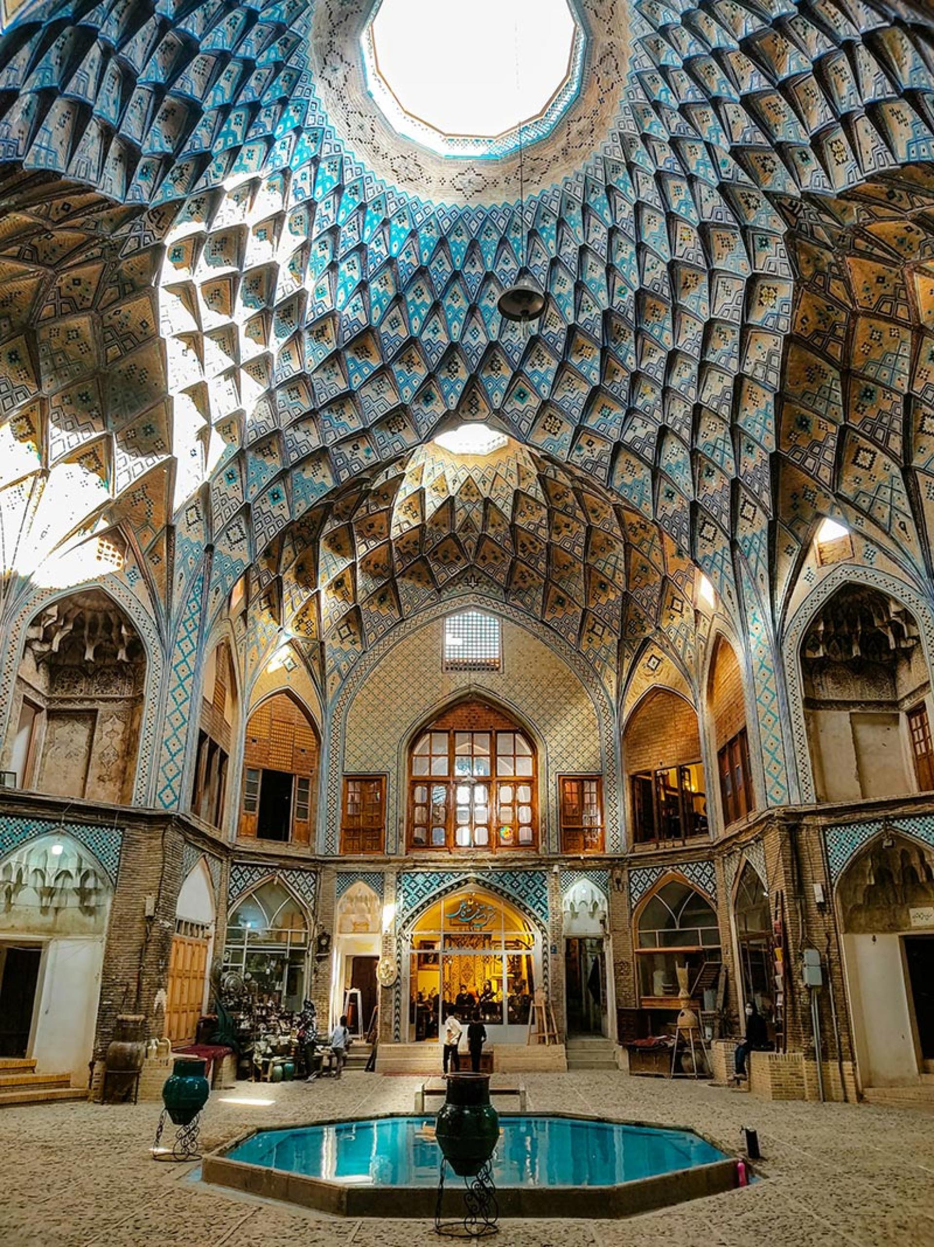 جلوه معماری سنتی ایرانی در بازار کاشان
