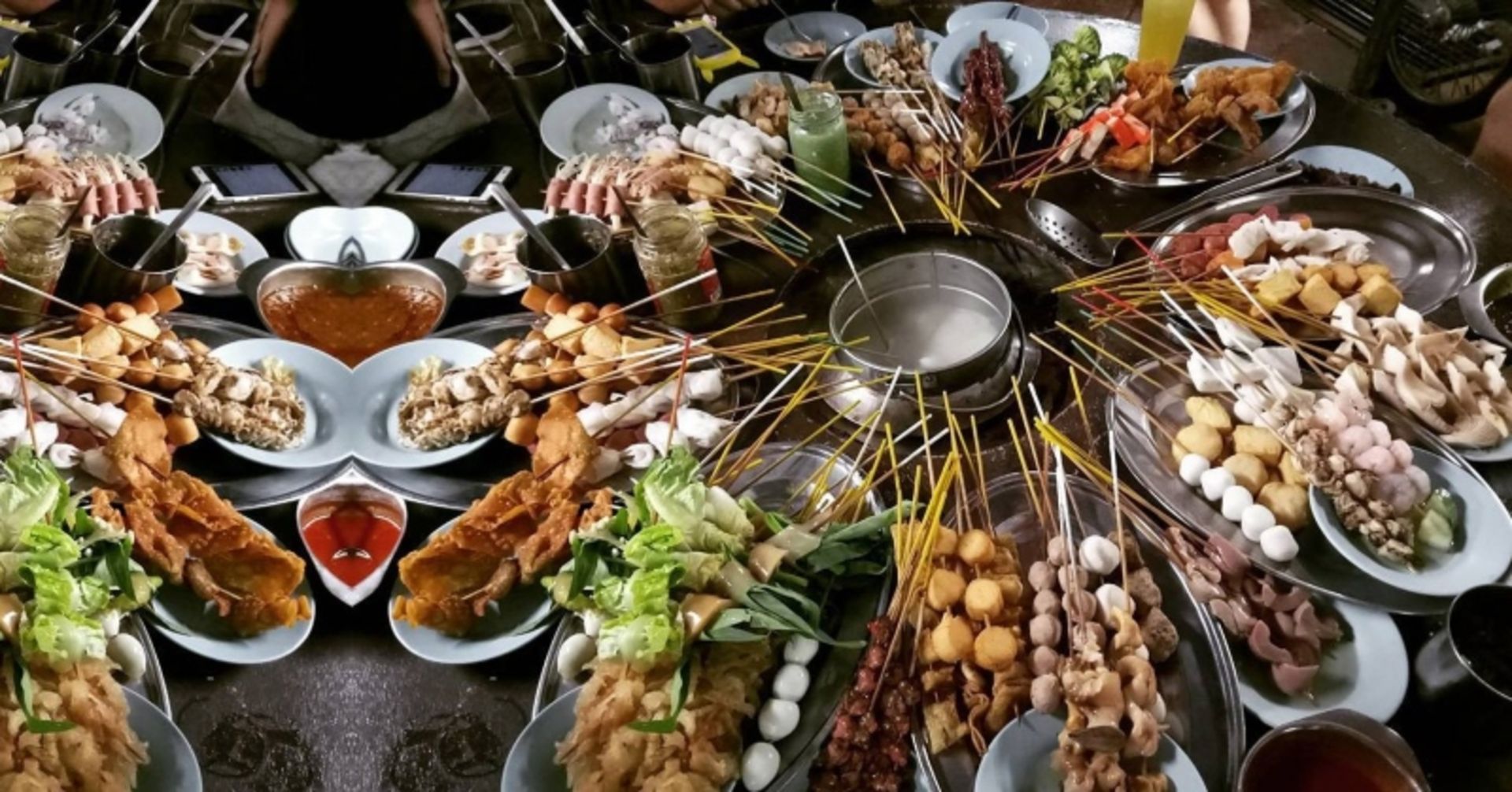 غذاهای آماده شده در سیخ چوبی در پنانگ