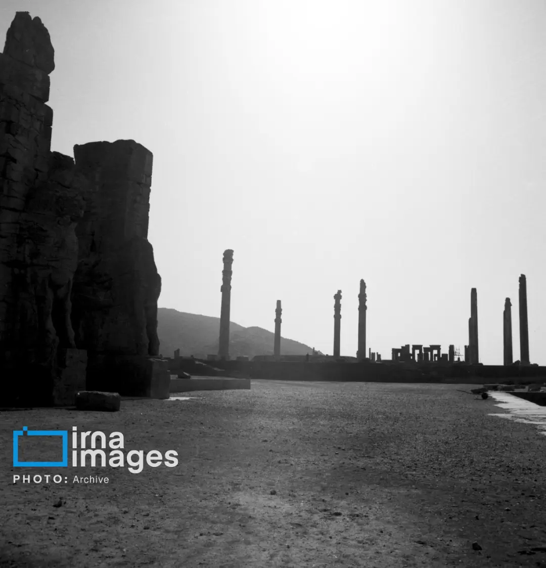ستون‌های سنگی و بقایای معماری تخت جمشید (Persepolis) در نمای باز