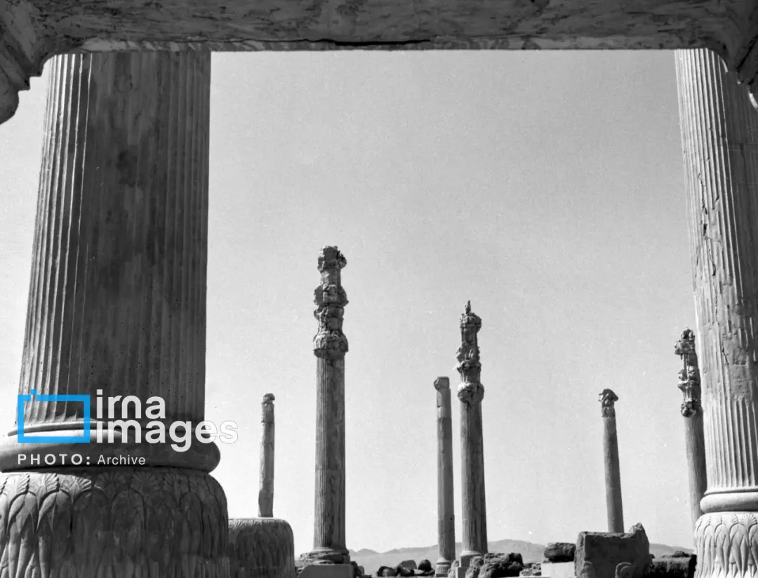 ستون‌های سنگی و ستون‌های بلند تخت جمشید (Persepolis) در نمای باز