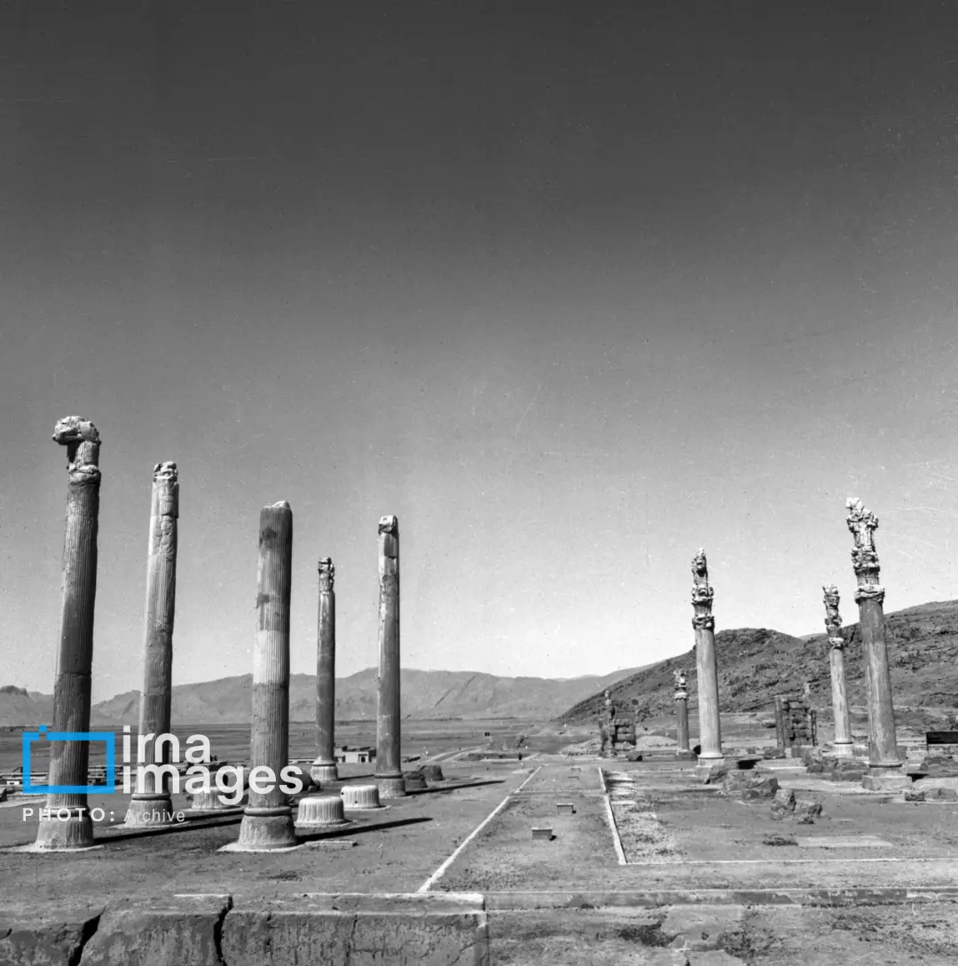 ستون‌های سنگی باستانی تخت جمشید (Persepolis) در فضای باز
