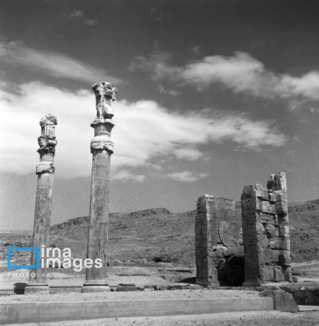 ستون‌های سنگی و بقایای دیوار‌های باستانی تخت جمشید (Persepolis) در فضای باز